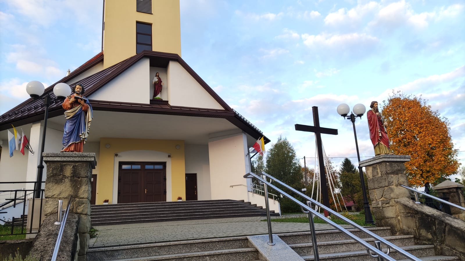 Nowe Figury Apostołów przed Kościołem